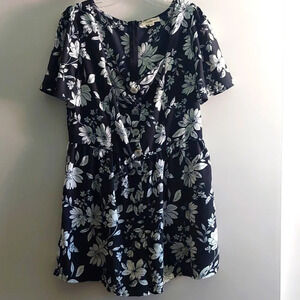 Black & White Floral shorts romper size Large euc